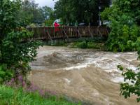 Beobachterin auf der Kurparkbrücke mit reißender Prien